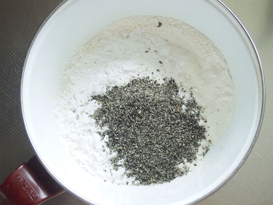 (2) ボウルに強力粉、米粉、すった黒ごま、塩を入れて全体を混ぜます。