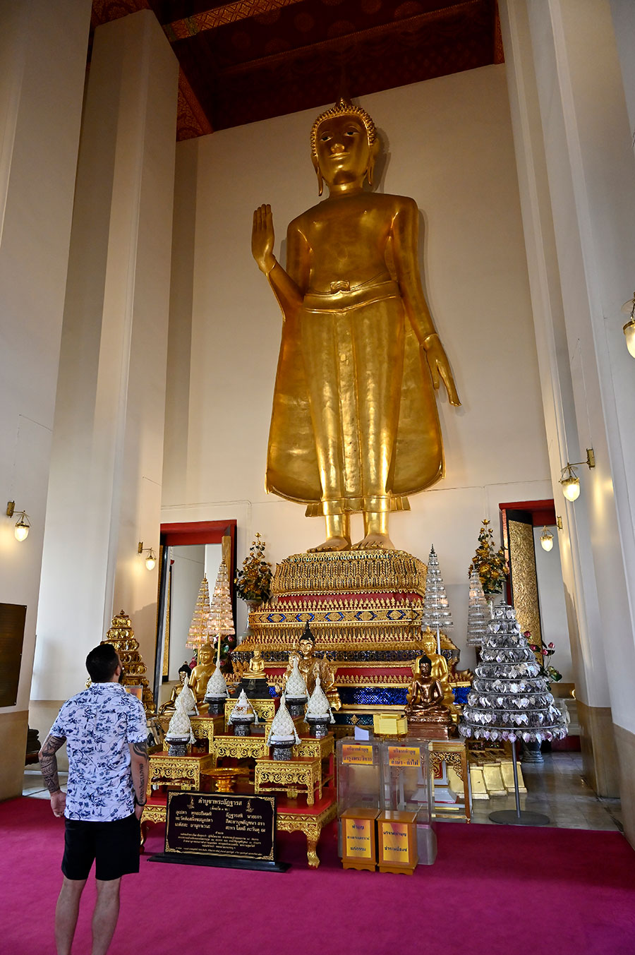 仏教が日常に根付くタイ。仏舎利が納められているこの寺院には、多くの人が参拝に訪れる。