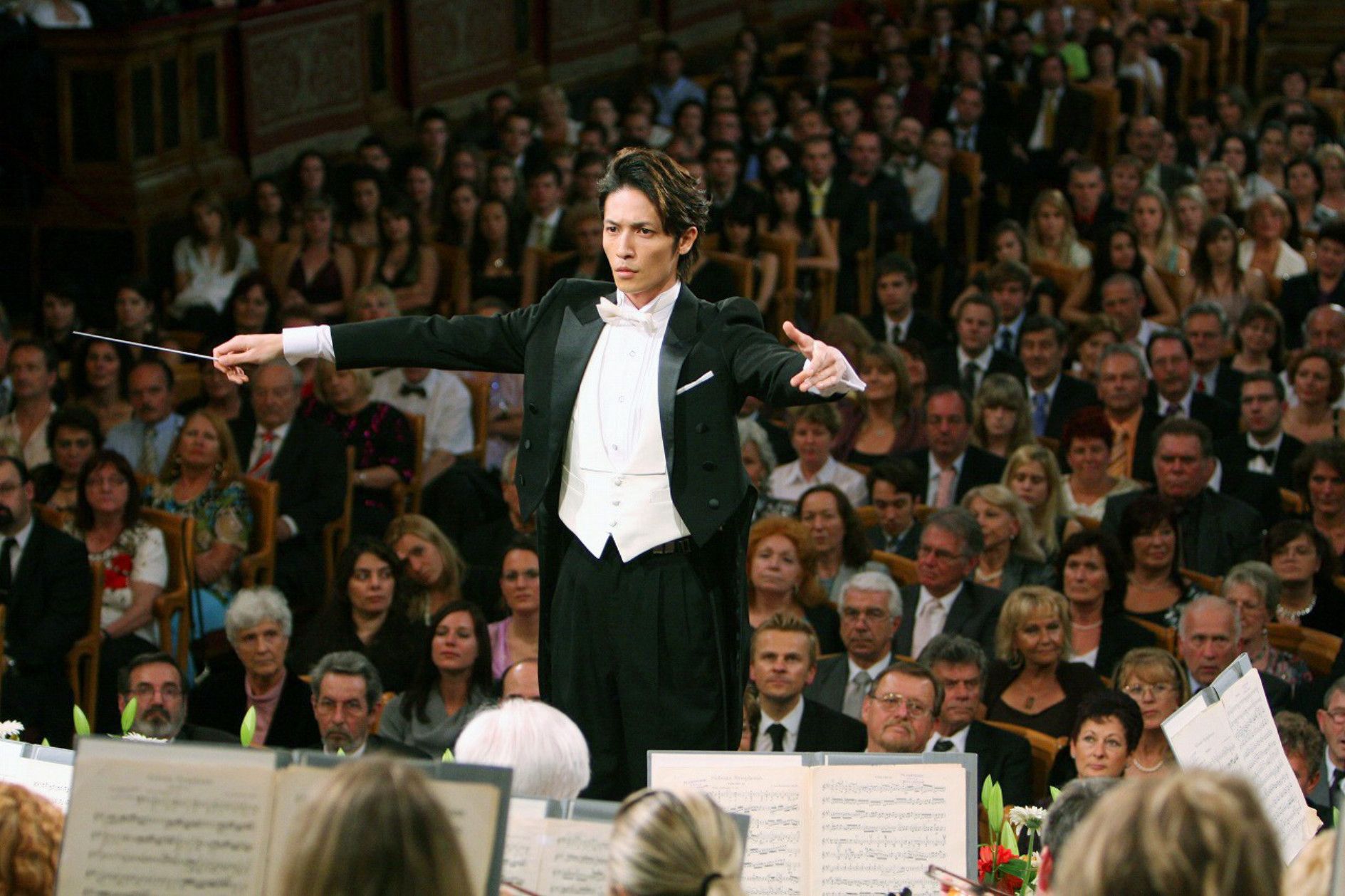 ウィーンの「楽友協会」大ホールでの撮影で、タクトを振る玉木宏　©共同通信社