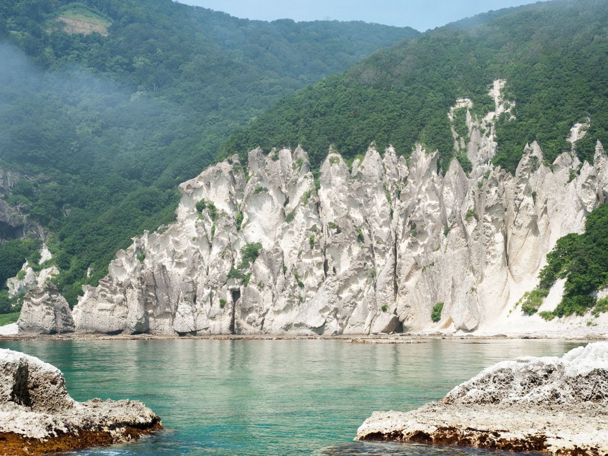 奇岩 まるで“異世界の門”のよう！ 青森県 仏ヶ浦の神々しい奇岩群 | 古関