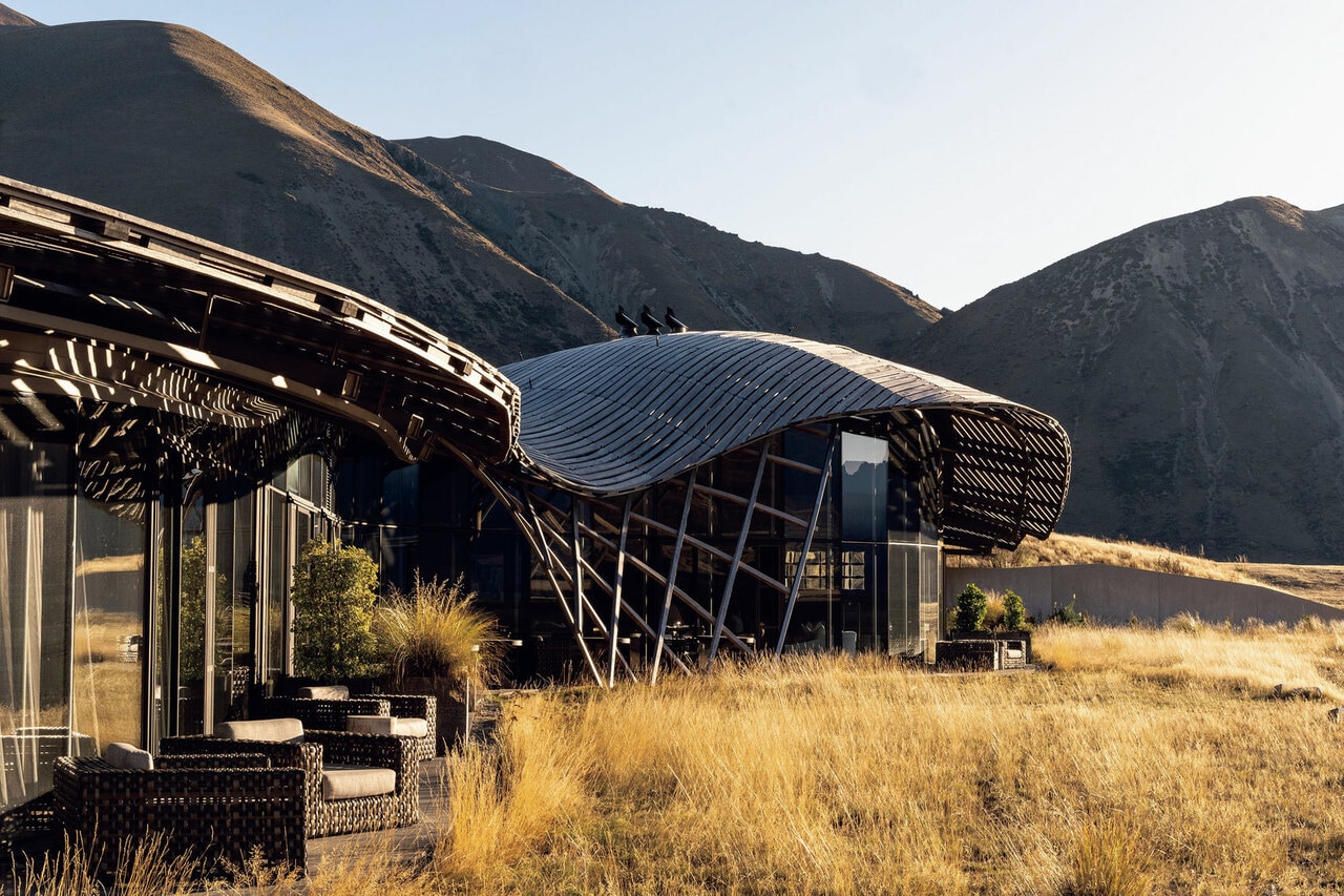 建物は大地の曲線に合わせるように設計されている。©Joe Thomas