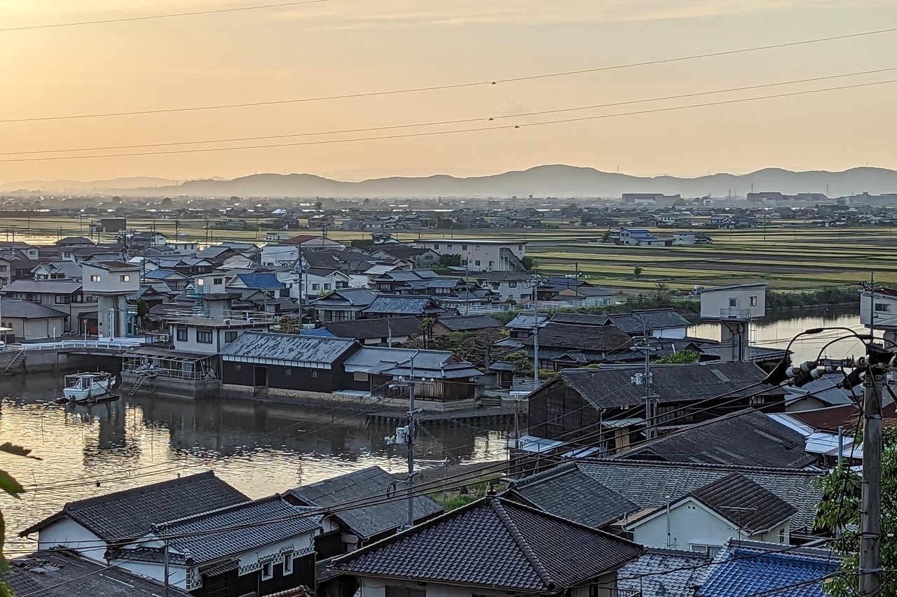 高所から小島を見渡す