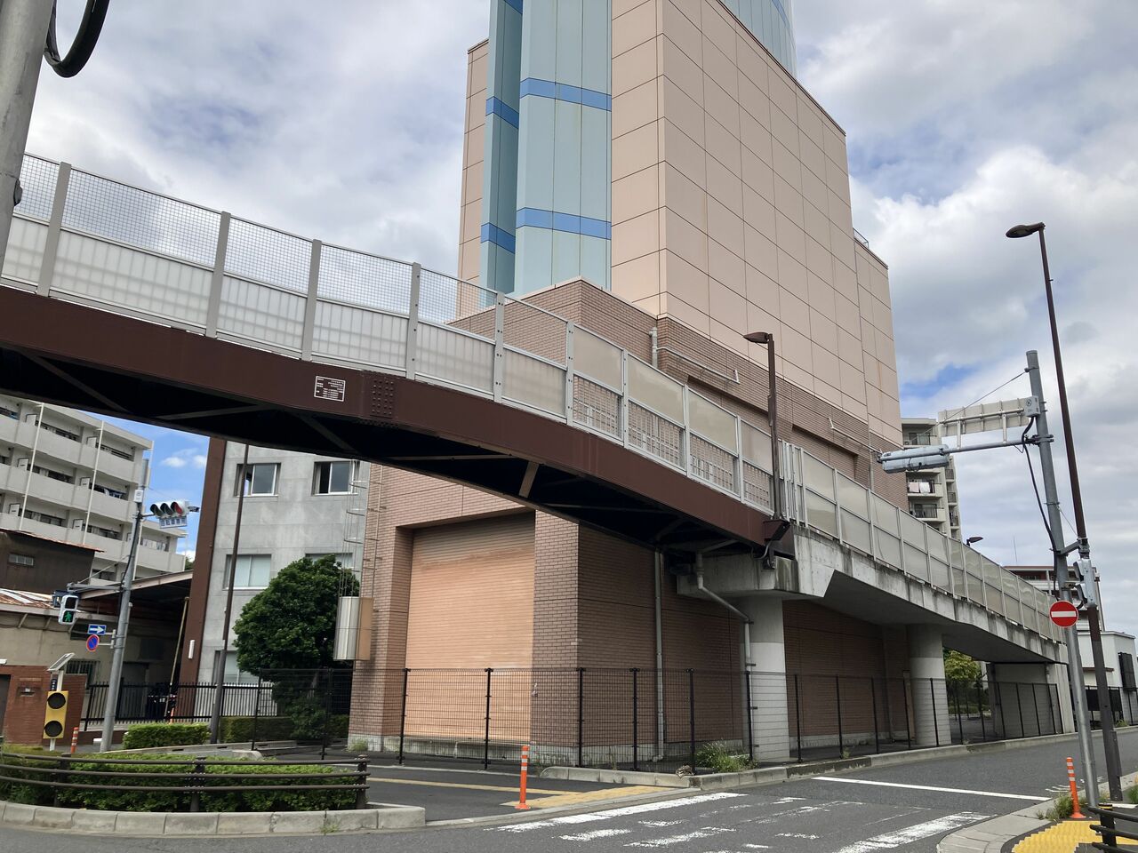 こんな立派な歩道橋で東武東上線を横切る