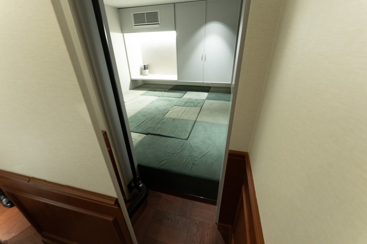 プレイルームは、人数が多いときはこの上に布団を敷いて、ベッドルームとして使うことができる。