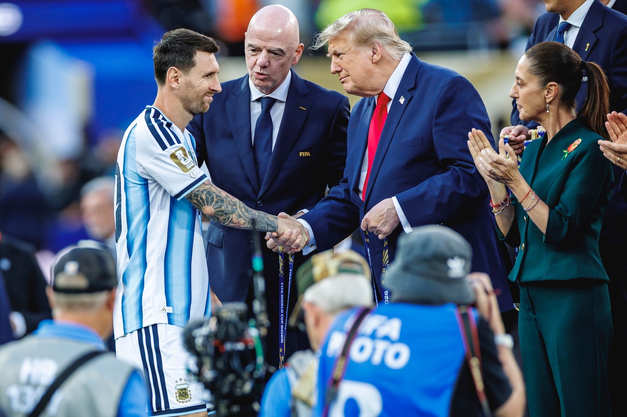 準優勝のアルゼンチン代表リオネル・メッシと握手を交わすトランプ大統領。©JMPA