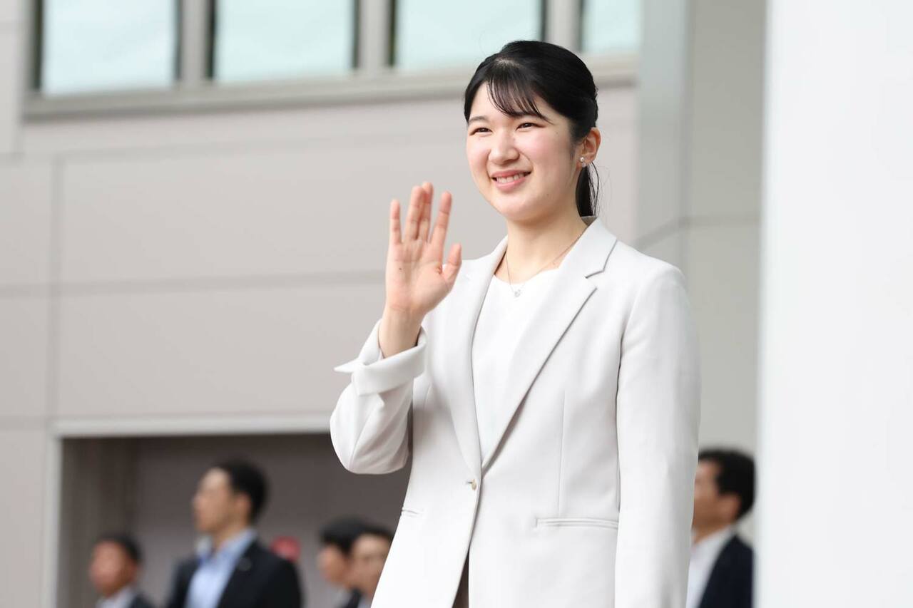 5月18日、能登半島地震の被災地訪問のためJR金沢駅に到着した愛子さま　©時事通信社