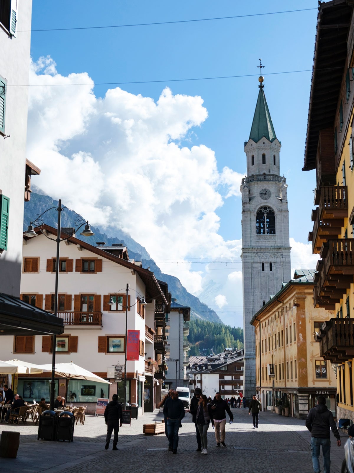 街のどこからでも山が見える。メインストリートにはブランドのブティックが軒を連ねる。