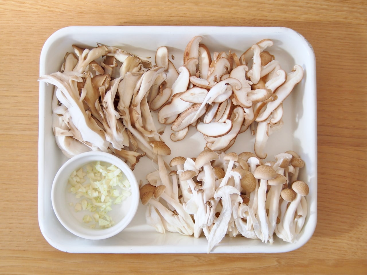 キノコ類は食べやすい大きさにカットし、にんにくは皮を剥いてみじん切りにする。