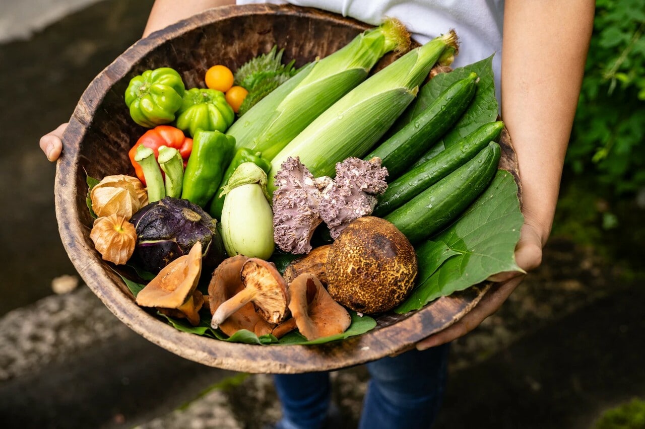 鬼もろこし、巾着ナス、かぐら南蛮などの新潟の野菜やチチタケやアカヤマドリといった夏キノコなど。