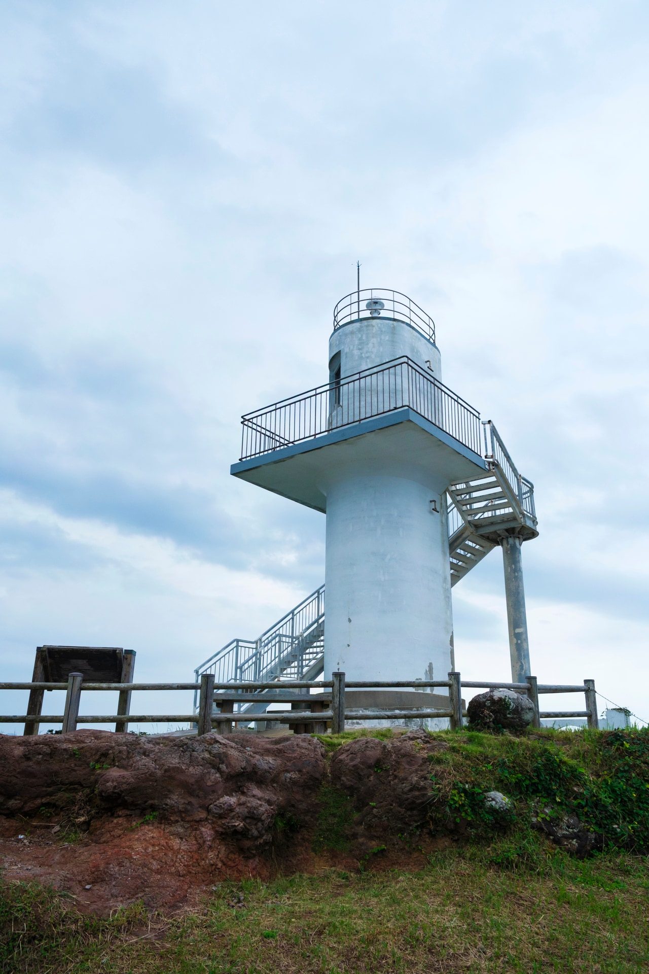 大碆鼻灯台（長崎県生月島）。土台部分は探照灯の格納庫だった歴史もあるが、現在は海と灯台プロジェクトのイベントも行われている。