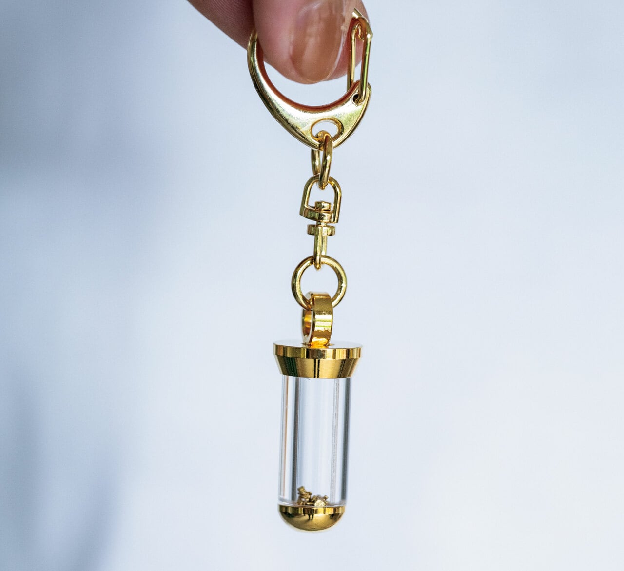 砂金はその場でキーホルダーなどに加工して持ち帰ることも。1個1,600円。