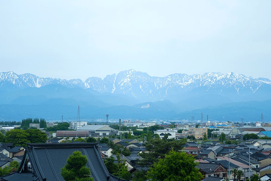 富山のシンボル、立山連峰に見守られて。