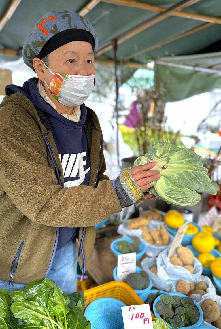 カリフラワーは葉、茎もぜひ食べてほしいと、食べ方を教えてくれた。／弘田さん