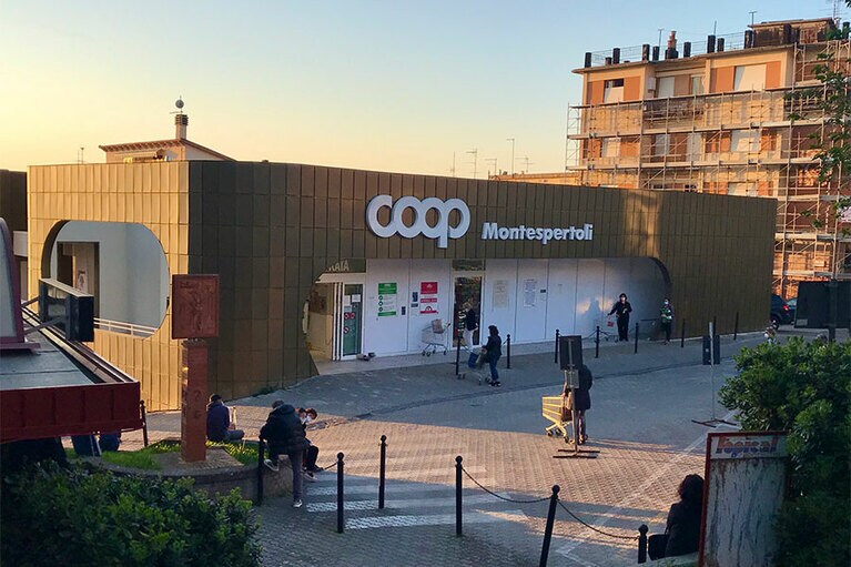 街中で唯一のスーパー coop。復活祭前の日は12時半に整理券をもらって入店できたのが6時間後。