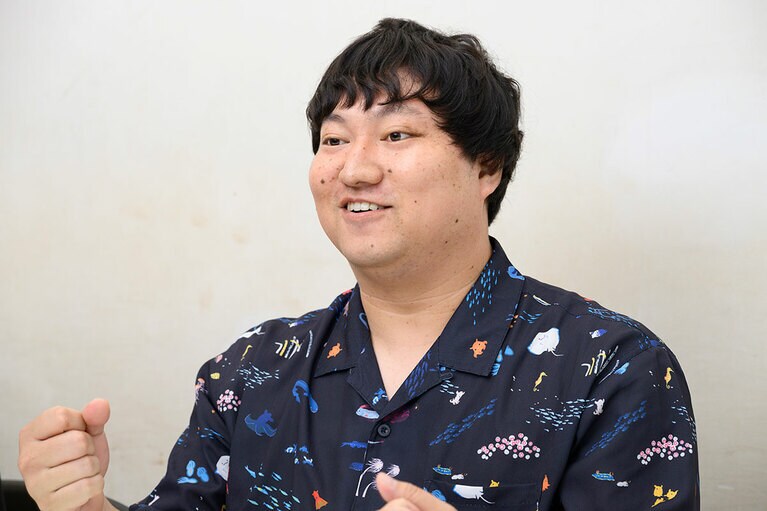 インタビューに答えてくれた、ロングコートダディの兎さん。