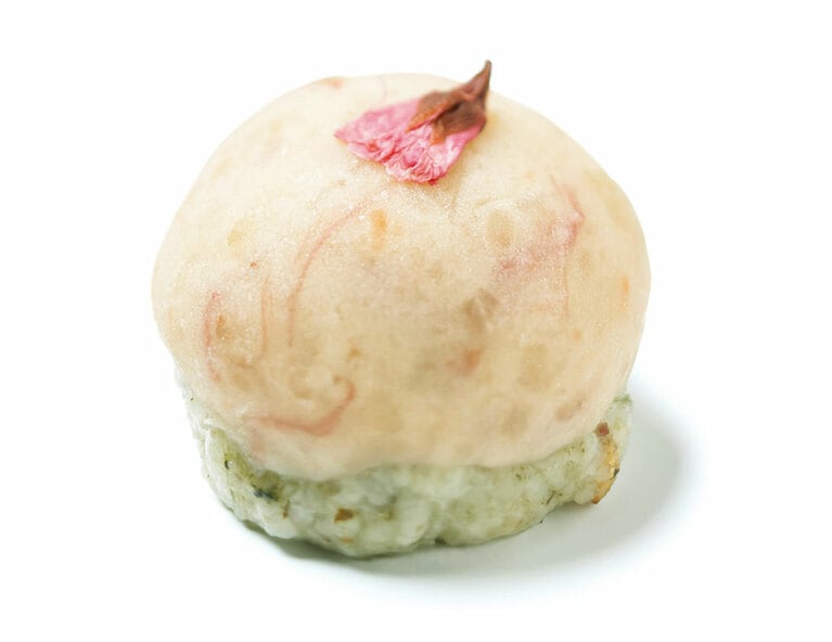 大阪「森のおはぎ」花桜よもぎもち 230円。桜の塩気とよもぎの風味で春の風が吹くよう。