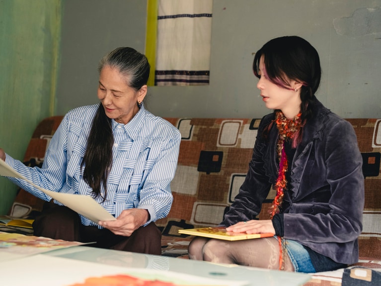 『ほろほろもみじ』の原画をじっくり見る順子さん。