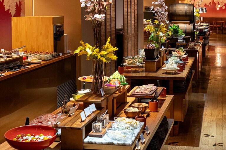 気分が上がるビュッフェボード。サラダ・マリネ類だけでも10種類前後ある。