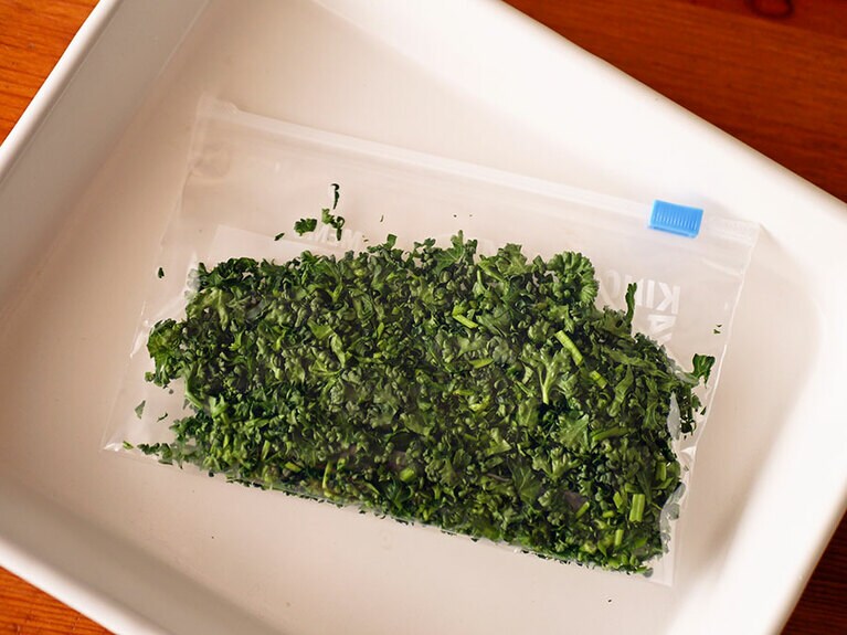 パセリやネギはこんなふうに刻んで冷凍も可能。