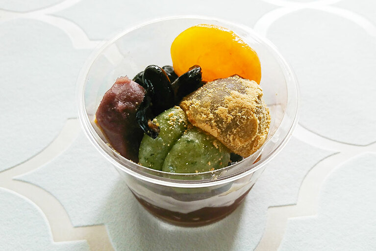 成城石井自家製 自家製よもぎ餅とわらび餅のほうじ茶寒天あんみつ 350円。