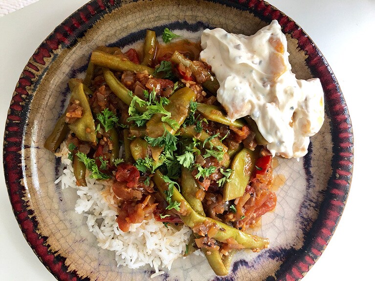 トマトと豆のカレーに添えて。カレーの辛味や苦味を、ヨーグルトとマンゴーの酸味と甘味でマイルドな旨味に変えてくれる便利なヨーグルト。パクチーを入れても美味しい。
