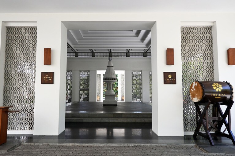 ザ シラのエントランス。太鼓を叩いて、ゲストを迎えます。