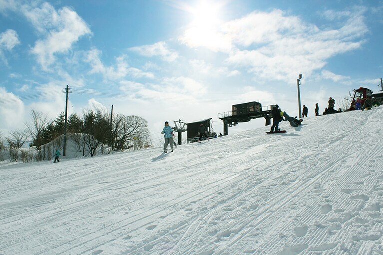 コンパクトながらも多彩なコースが魅力的なスキー場。🄫佐渡市役所