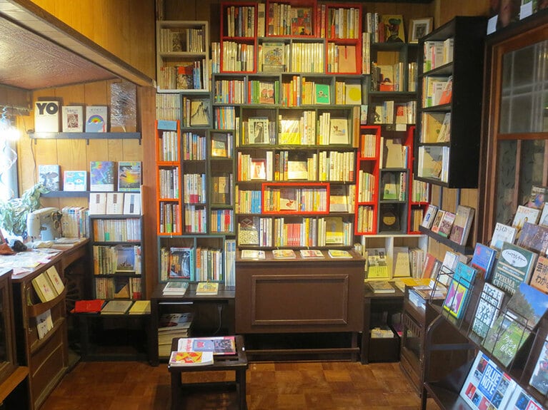 併設の古書＆ギャラリー「たきブックス」。靴を脱いで上がり、ゆっくり古書を選んで、粽と一緒にお土産に。