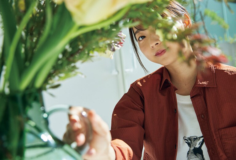 シャツとTシャツにはフィンランドを代表するアーティスト「テーム・ヤルヴィ」が書き下ろしたイラストをプリント。北欧の自然や動物たちを表現した彼の墨絵は、繊細かつ力強いタッチが魅力だ。ボディには、生産過程で二酸化炭素の排出を抑えたテンセルモダール繊維「BIOGRACEⓇ」にコットンをブレンドした素材を使用し、より柔らかいタッチを実現した。シャツ 28,600円、Tシャツ 9,900円。