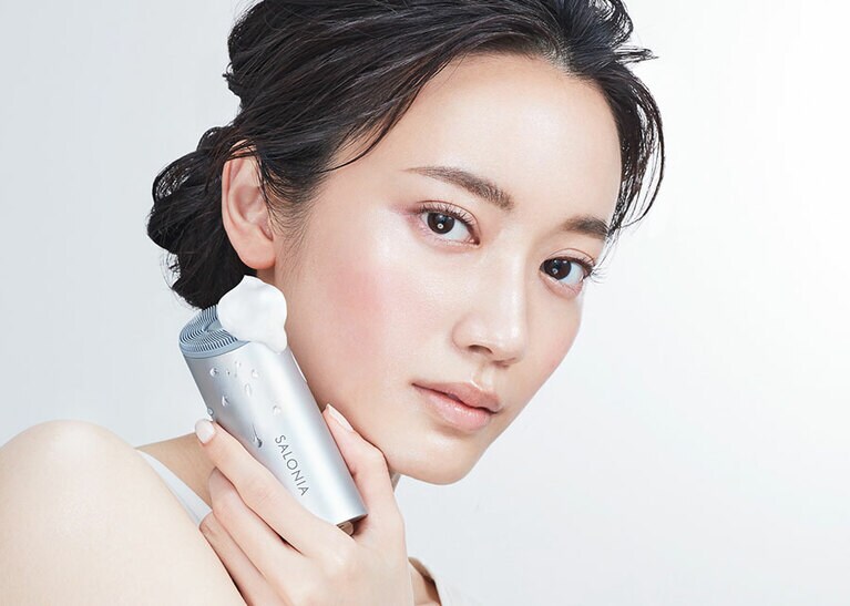 SALONIA「イオンフェイシャルブラシ」13,200円。