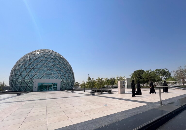 とにかく敷地が広い！　モスクから道路を挟んだ場所にあるドーム型のエントランスから地下を通ってモスクへと移動する。