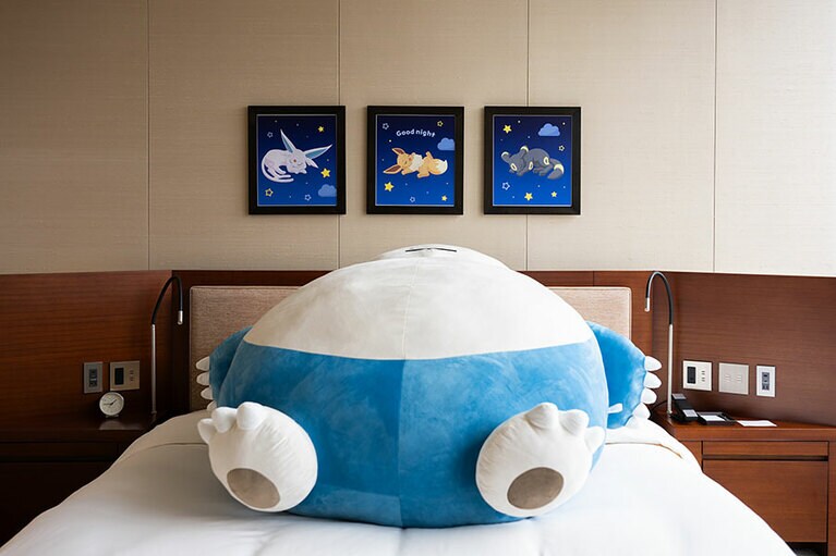 スイートのベッドを占領するカビゴン。