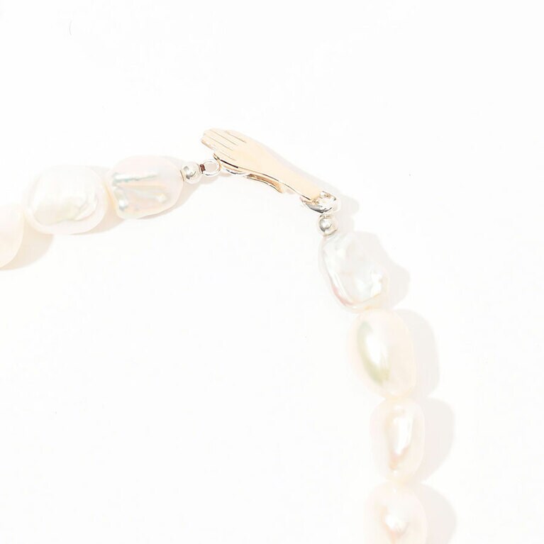 PEAL WITH HAND NECKLACE 33,000円／PALA