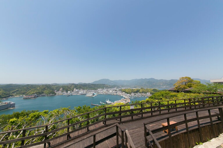 ホテル浦島［和歌山／南紀勝浦温泉］山上館のある狼煙山遊園からの眺め。