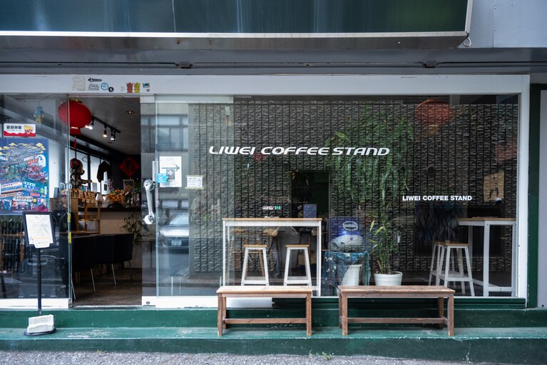 大通りから1本路地に入って（「台湾九份芋圓」と同じ建物です）。