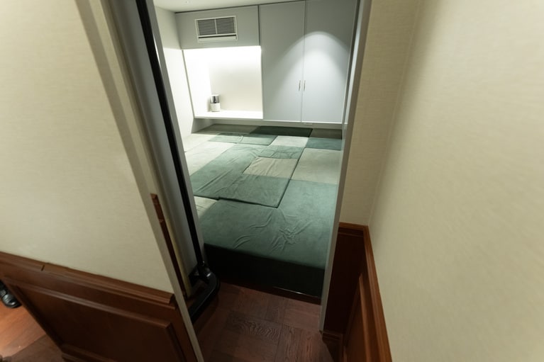 プレイルームは、人数が多いときはこの上に布団を敷いて、ベッドルームとして使うことができる。