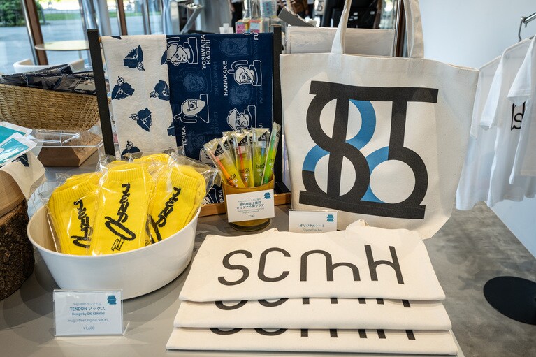 1Fにあるミュージアムショップ＆カフェは観覧料なしで利用できます。