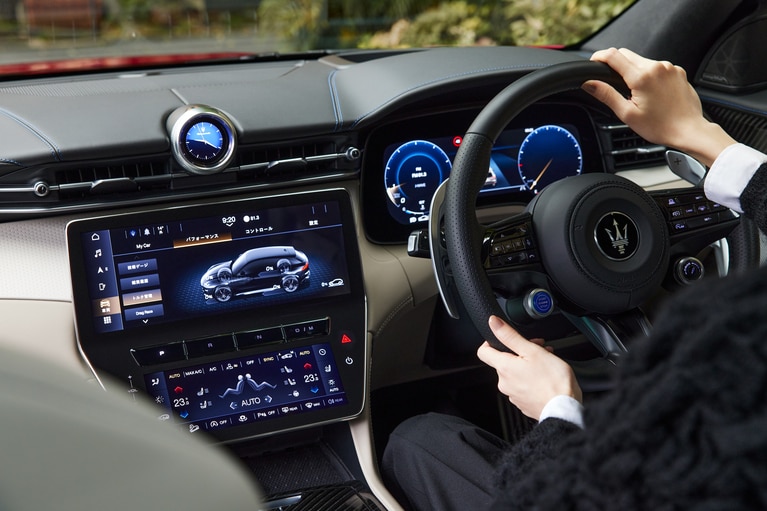 フルデジタルメーター、インフォテインメント、エアコンなどの制御パネルの総計33インチ近い大画面は、人間工学に基づき視認性よく指が届きやすい角度に設定。