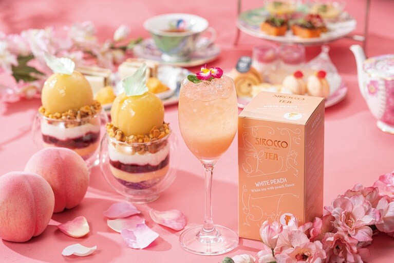 平日限定のウエルカムアイスティー「ピーチリュクス」（写真中央）。よく混ぜて飲むと、桃の豊かな風味がより一層楽しめる。