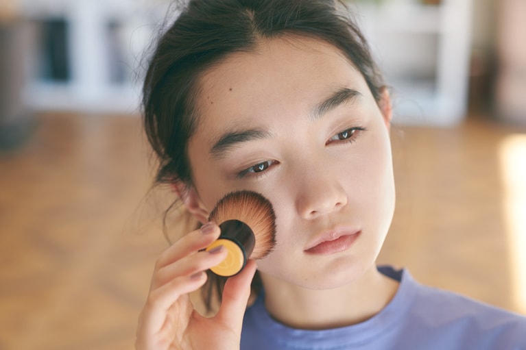 パウダリーファンデをブラシでまぶし塗り。