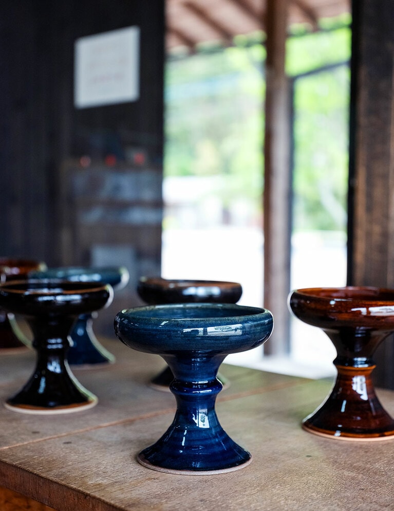 高さ、大きさ、安定性など、すべて猫本位で作られているキャットボウル 各6,900円。