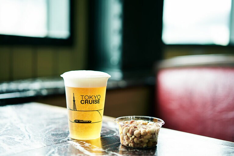 左から：「TOKYO隅田川ブルーイング ペールエール／琥珀の時間」650円(税込)、「ミックスナッツ」300円(税込)。＠水上バス「道灌」