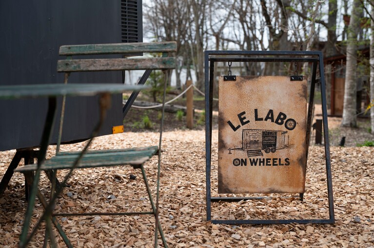 新緑に包まれながら香りと向き合う。移動する店舗ならではの「ル ラボ オン ウィールズ」を軽井沢で体験