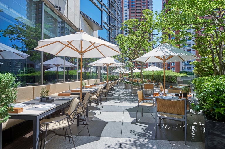 グランド ハイアット 東京2階にある「フレンチ キッチン」のテラス席。