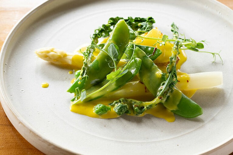 「春野菜とサフランのチーズソース」。ほんと、美しい盛り付け！　料理はすべてコースから。