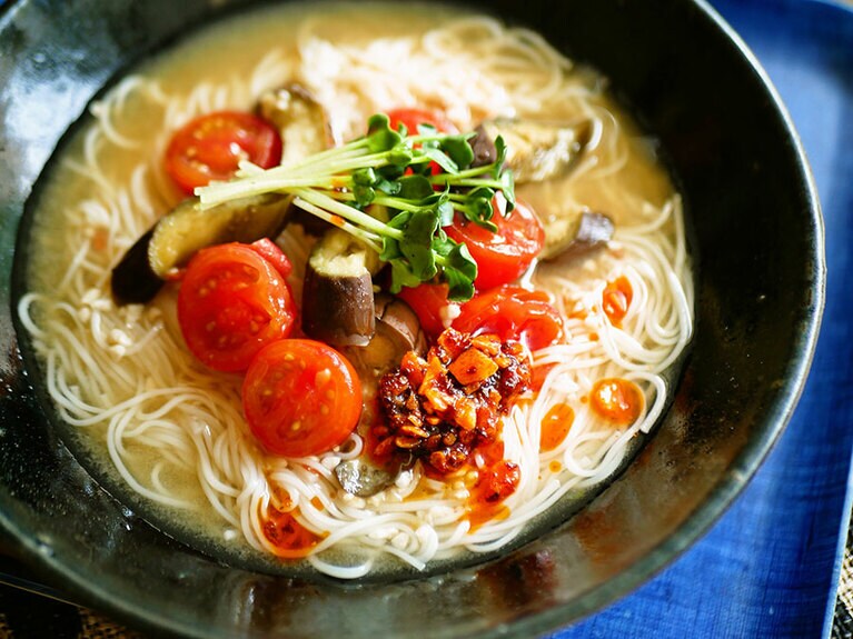 カレーパウダーとラー油で夏にぴったりな味わいに。