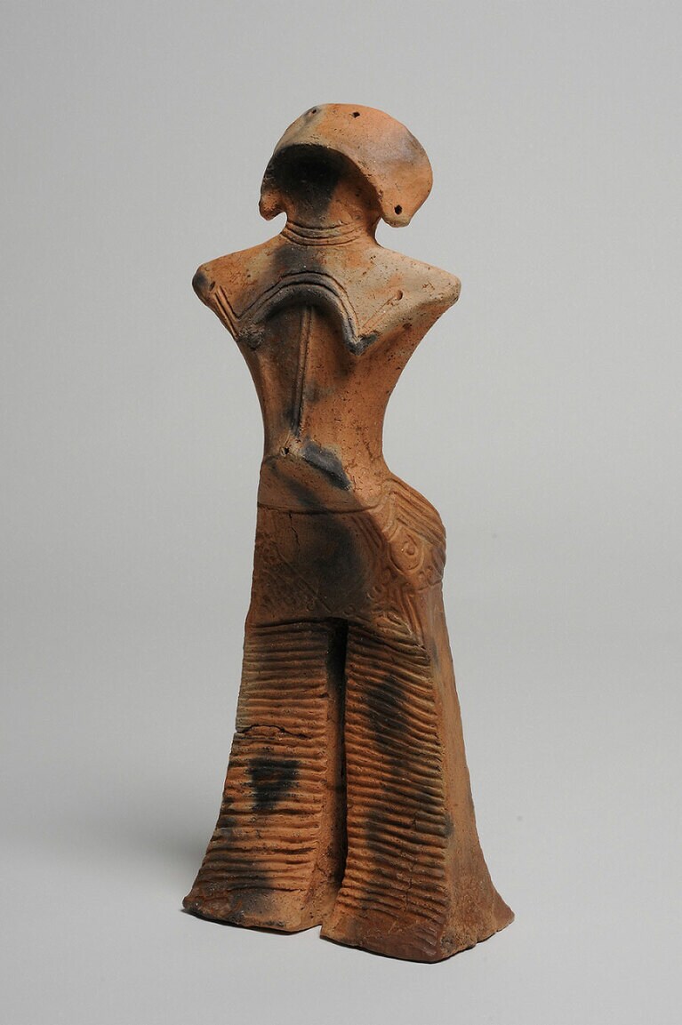 国宝 土偶(どぐう) 縄文(じょうもん)の女神(めがみ)　山形県蔵(山形県立博物館保管)　山形県舟形町 西ノ前遺跡出土　縄文時代(中期)・前3,000～前2,000年。