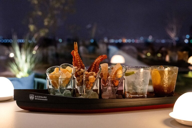 フィンガーフード3種＋ドリンク2杯の「海峡ナイトラウンジセット」3,600円。