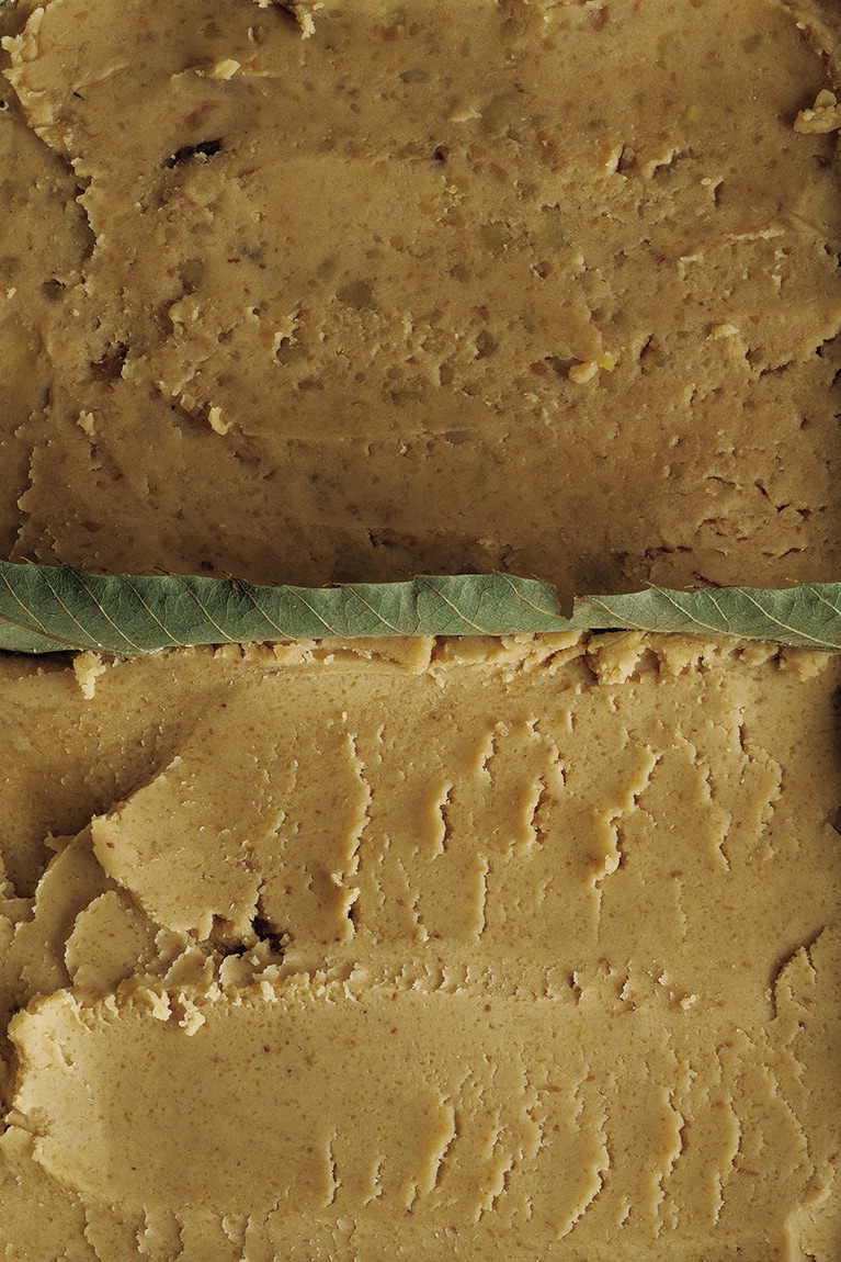 モンブランや栗きんとんを作りたいときに便利。（上）粒を残した粗タイプ。（下）なめらかに裏ごしした細タイプ）。