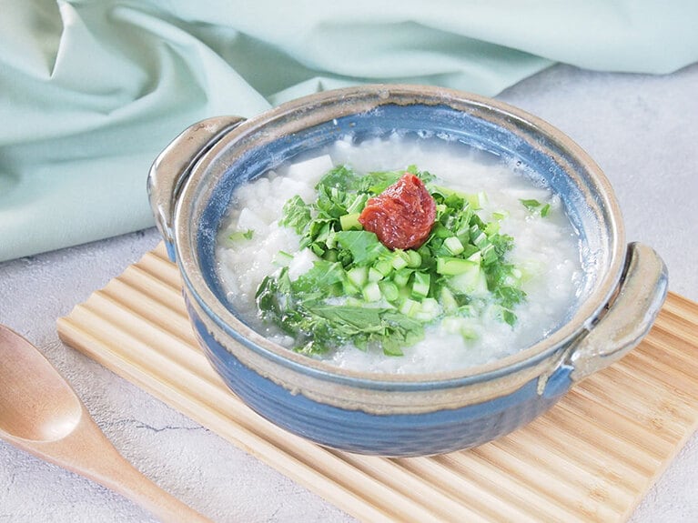 （6）蕪の葉がお好みの固さになったら、梅干しをのせて完成です。